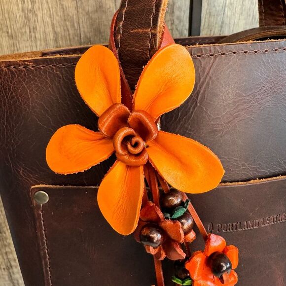 Daisy Flower Leather Bag Charm Leather Purse Crossbody Keychain NEW - Picture 2 of 6